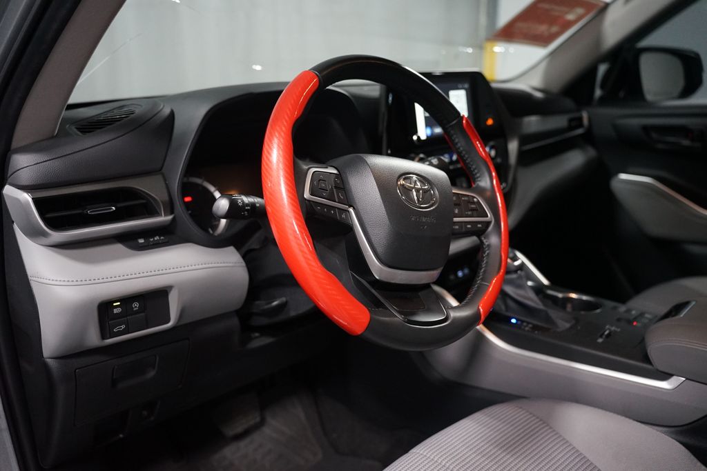 Thumbnail: 2023 Toyota Highlander - 6