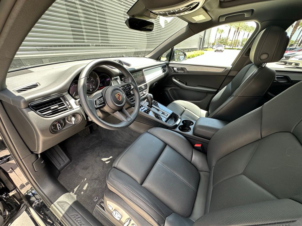 2025 Porsche Macan  4