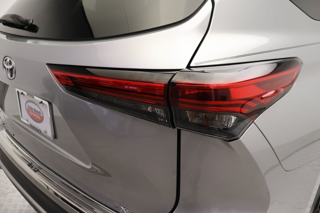 Thumbnail: 2023 Toyota Highlander - 9