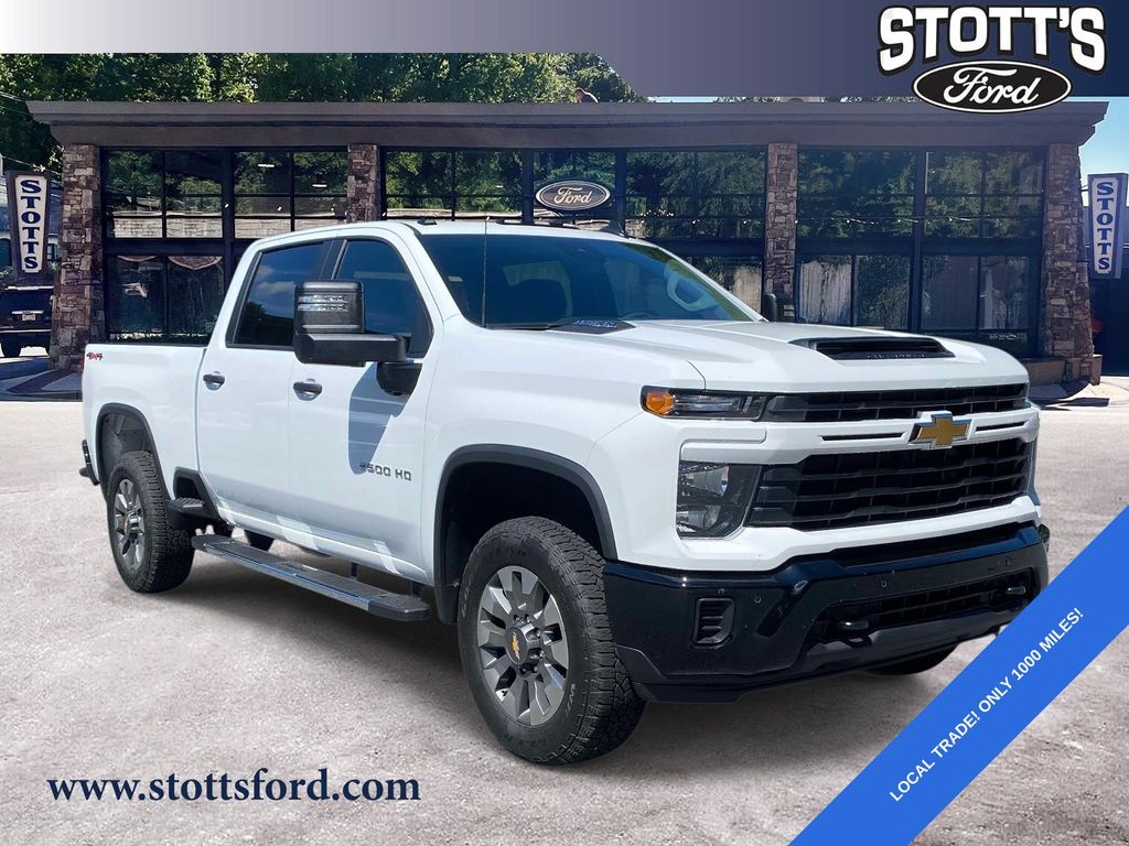 Summit White 2026 Chevrolet Silverado 2500HD Pickup Truck Four-Wheel Drive Automatic