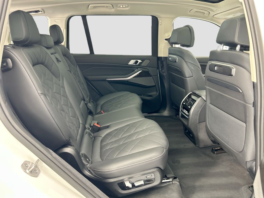 Thumbnail: 2026 BMW X7 - 21