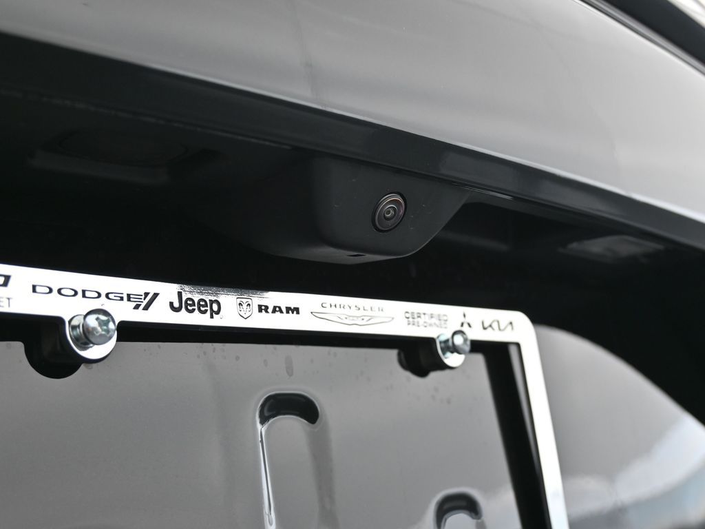 Used 2025 Diamond Black Crystal Pearlcoat Jeep Limited image 26