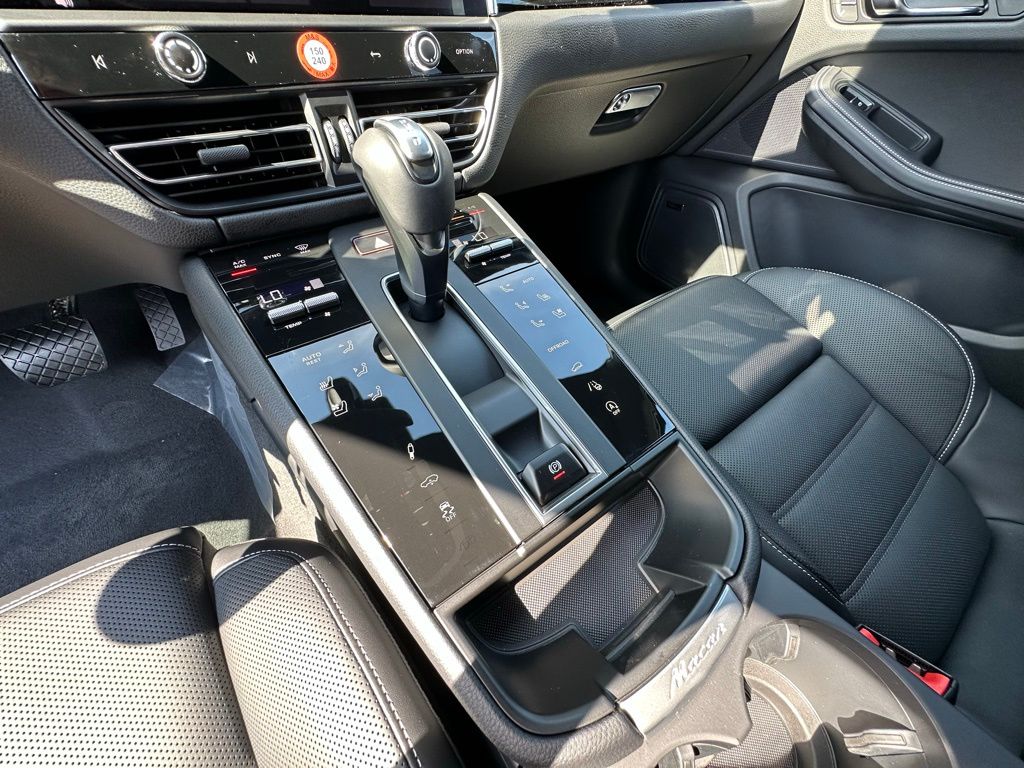 Thumbnail: 2026 Porsche Macan - 31