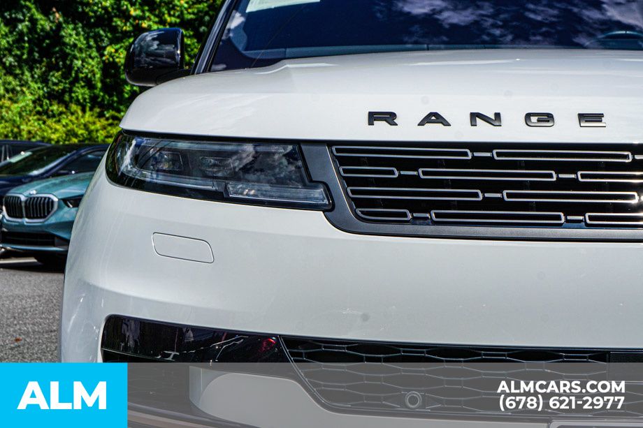 Used 2023 White Land Rover SE Dynamic image 11