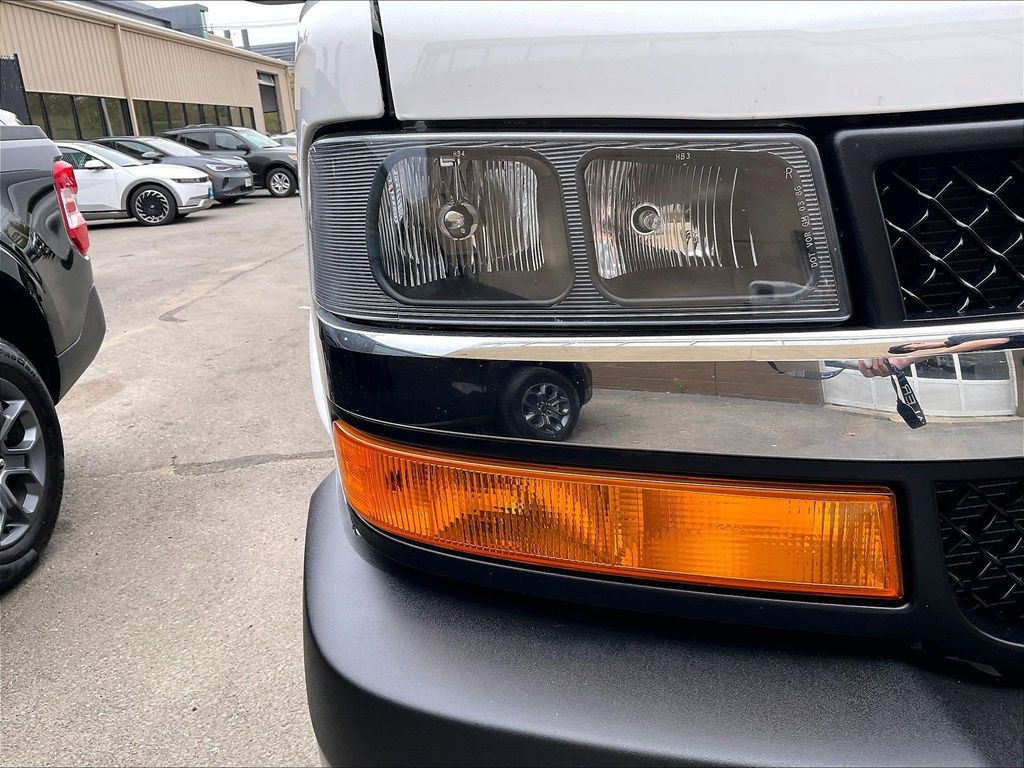 2025 Chevrolet Express 3500 — photo 31