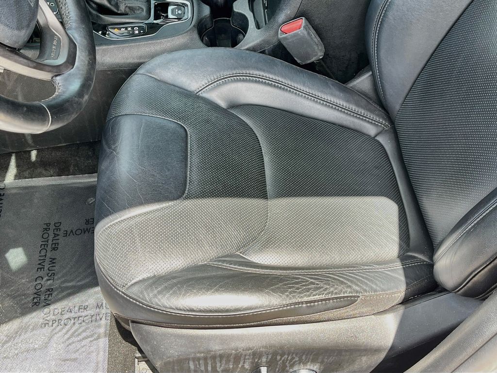 Used 2019 Gray Jeep Limited image 19