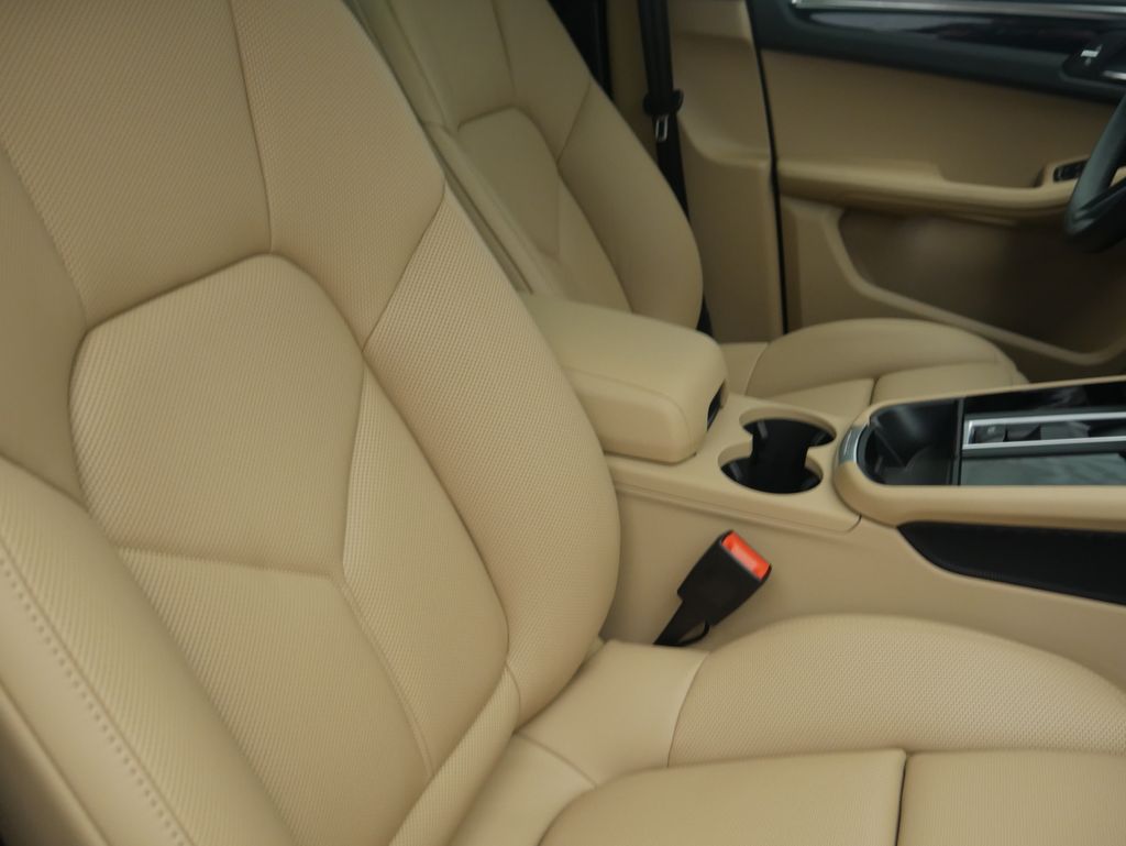 Thumbnail: 2026 Porsche Macan - 29