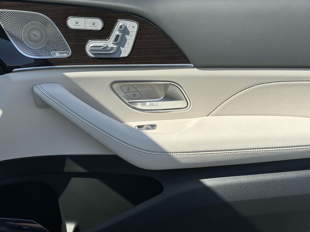 2025 Mercedes-Benz GLS 450 4MATIC 12