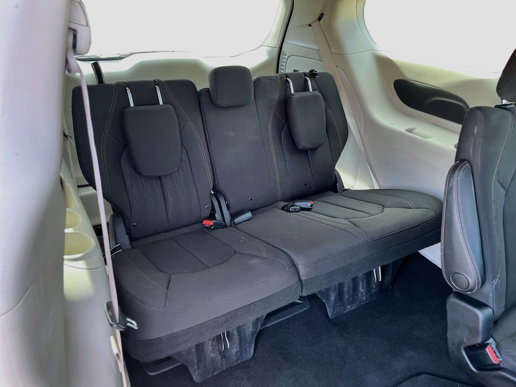 Used 2019 Silver Chrysler LX image 26