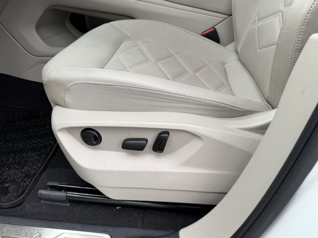 2024 Volkswagen Atlas 2.0T SE w/Technology White at DeMontrond Gulf Freeway