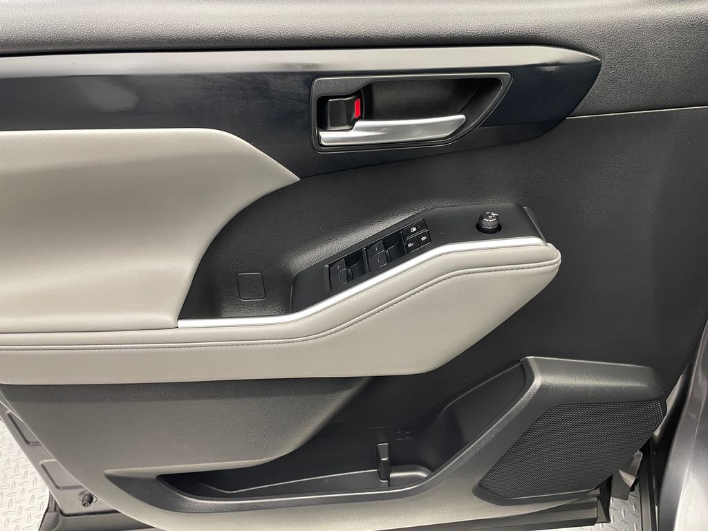 2023 Toyota Highlander XLE 9