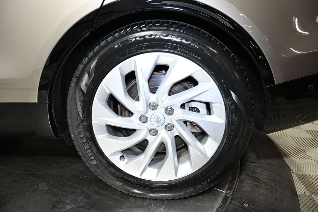 Thumbnail: 2023 Land Rover Discovery - 12