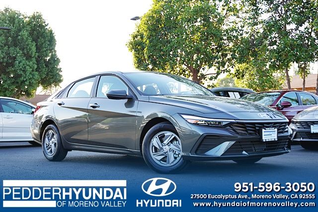 Gray 2026 Hyundai Elantra Sedan Front-Wheel Drive Continuously Variable Transmission