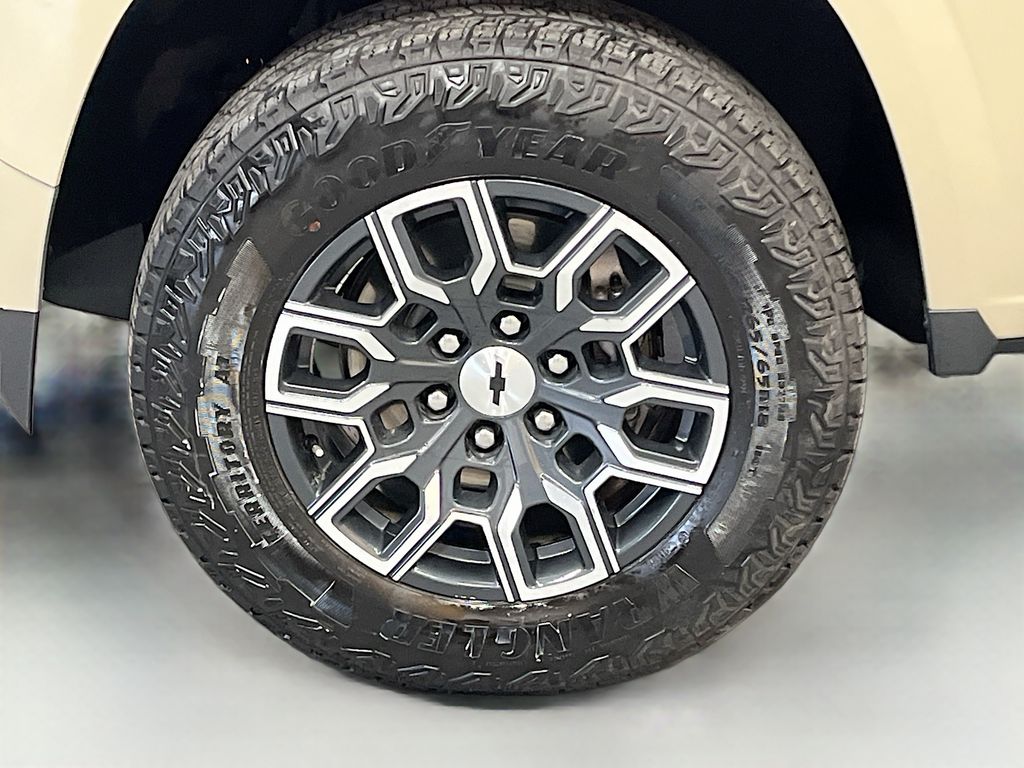 Used 2024 Sand Dune Metallic Chevrolet Z71 image 30