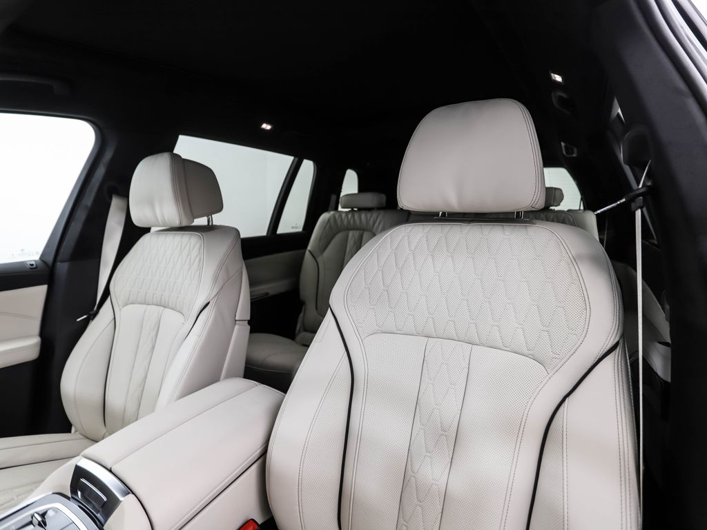 Thumbnail: 2026 BMW X7 - 12