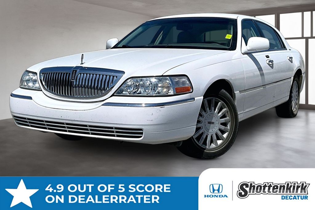 2005 Lincoln Town Car Signature Sedan Rear-Wheel Drive 4-Speed Automatic Overdrive