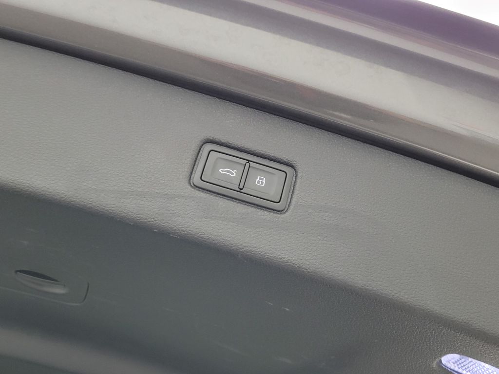 Thumbnail: 2023 Audi Q7 - 11