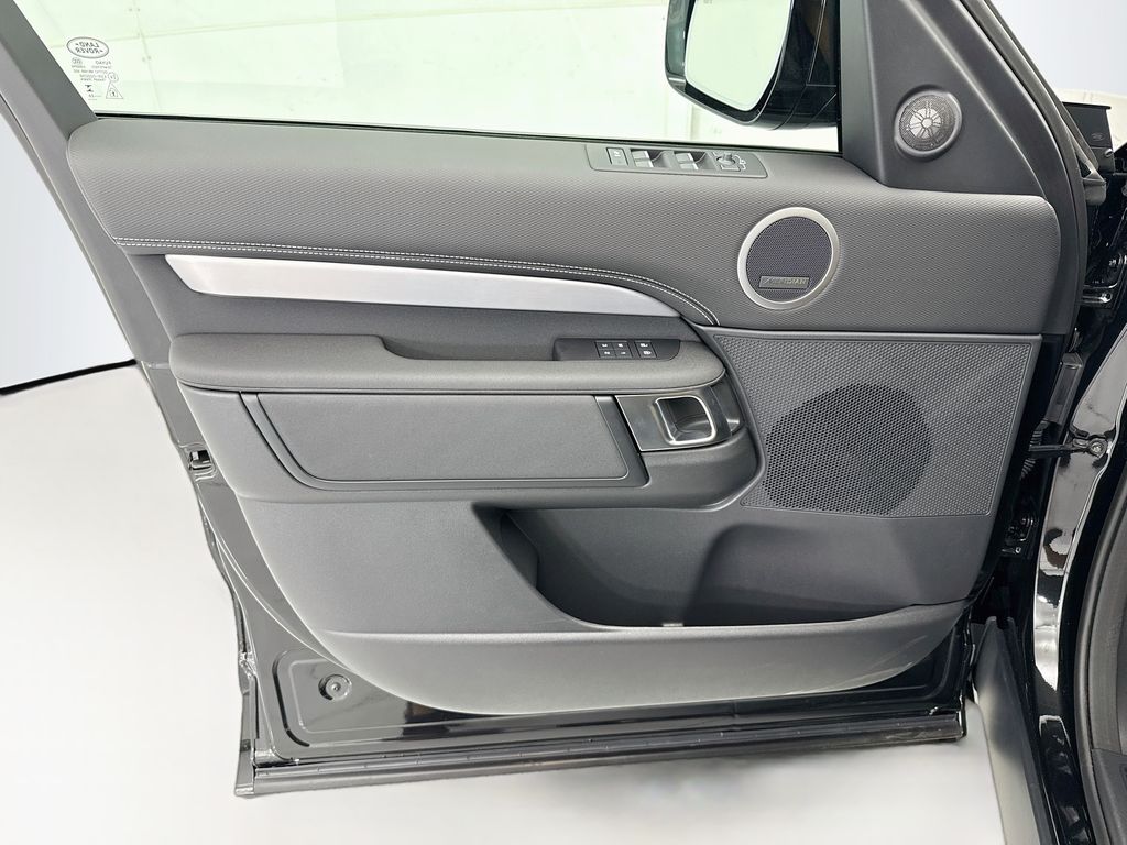 Thumbnail: 2026 Land Rover Discovery - 24