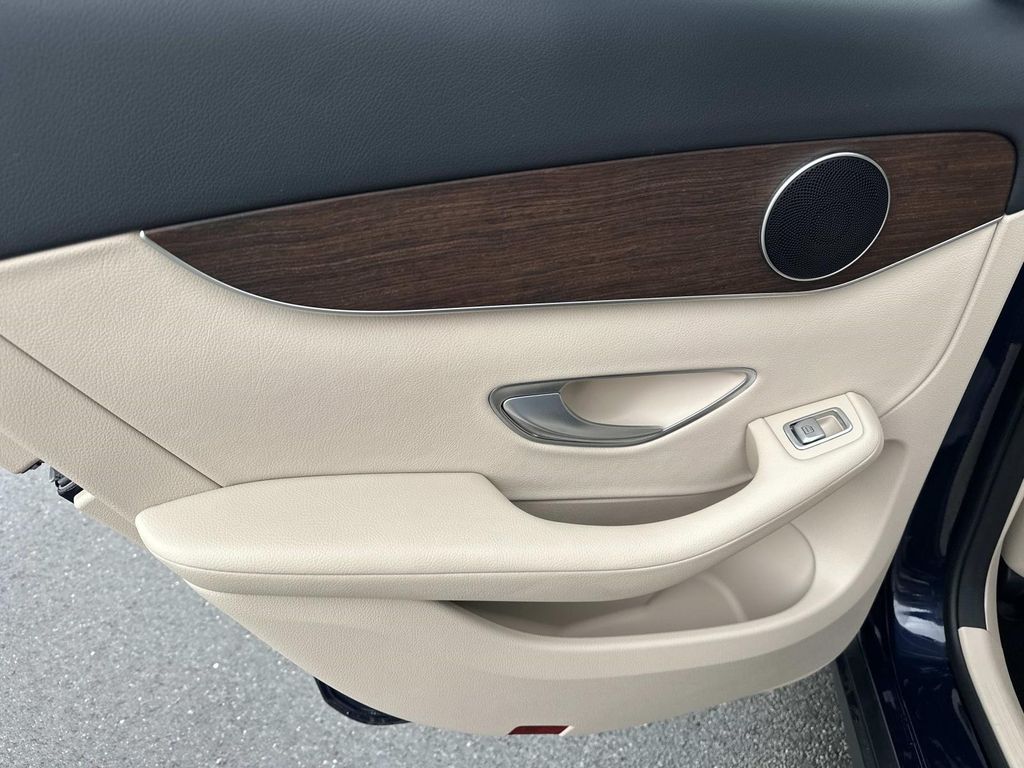 Thumbnail: 2022 Mercedes-Benz GLC - 28