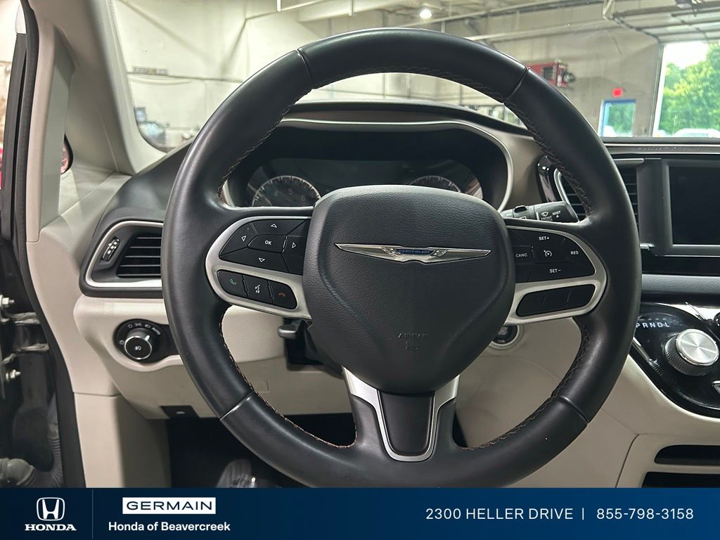 Used 2018 Gray Chrysler Touring L image 16