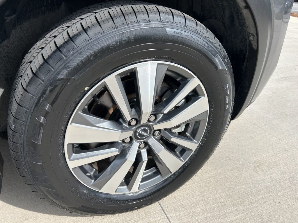 2023 Gun Metallic Nissan Pathfinder SL FWD SUV
