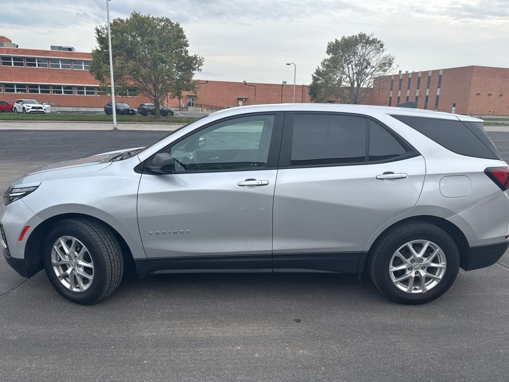 2022 Silver Ice Metallic Chevrolet Equinox LS FWD SUV