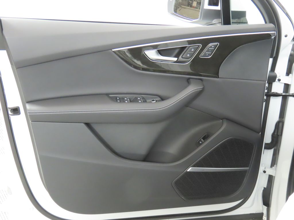 Thumbnail: 2025 Audi Q7 - 27