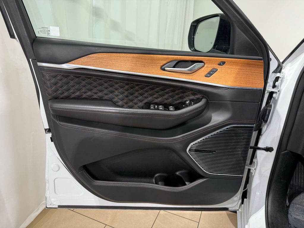 Thumbnail: 2023 Jeep Grand Cherokee L - 15