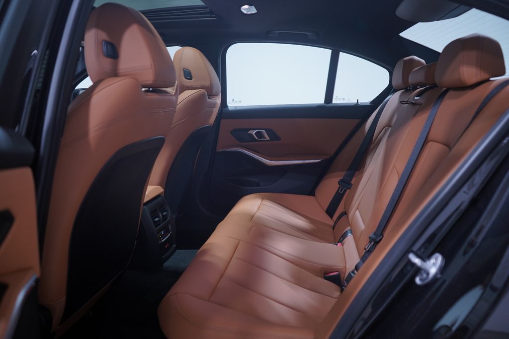 2025 BMW 3 Series 330i 9