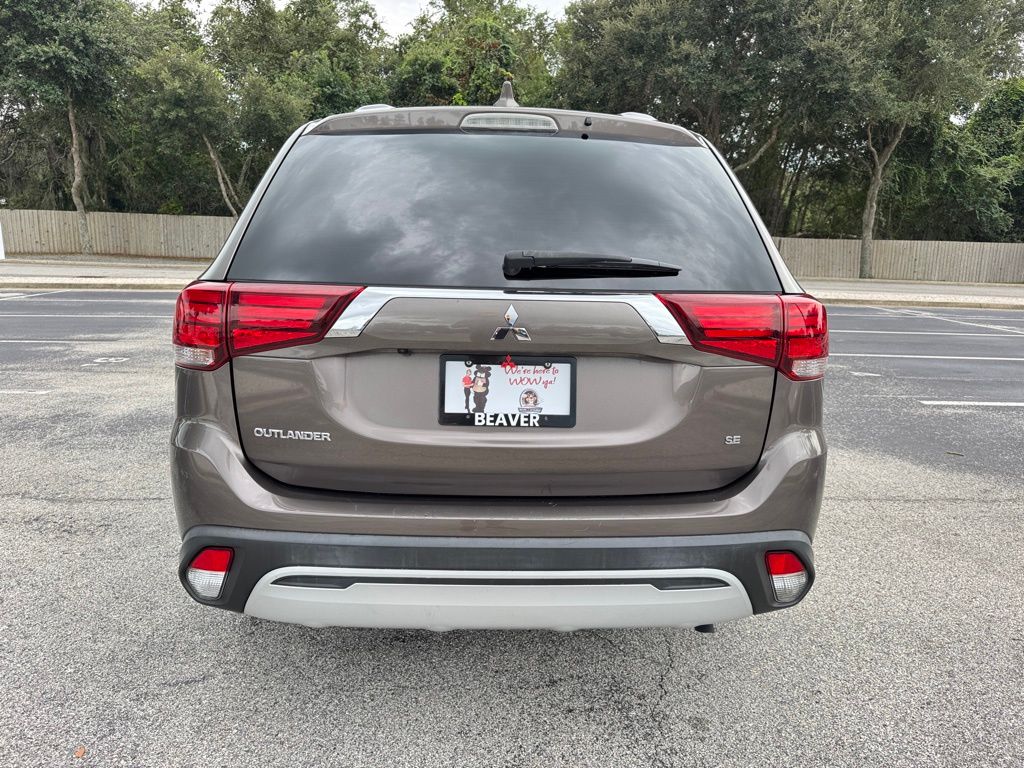 2020 Mitsubishi Outlander SE photo 2