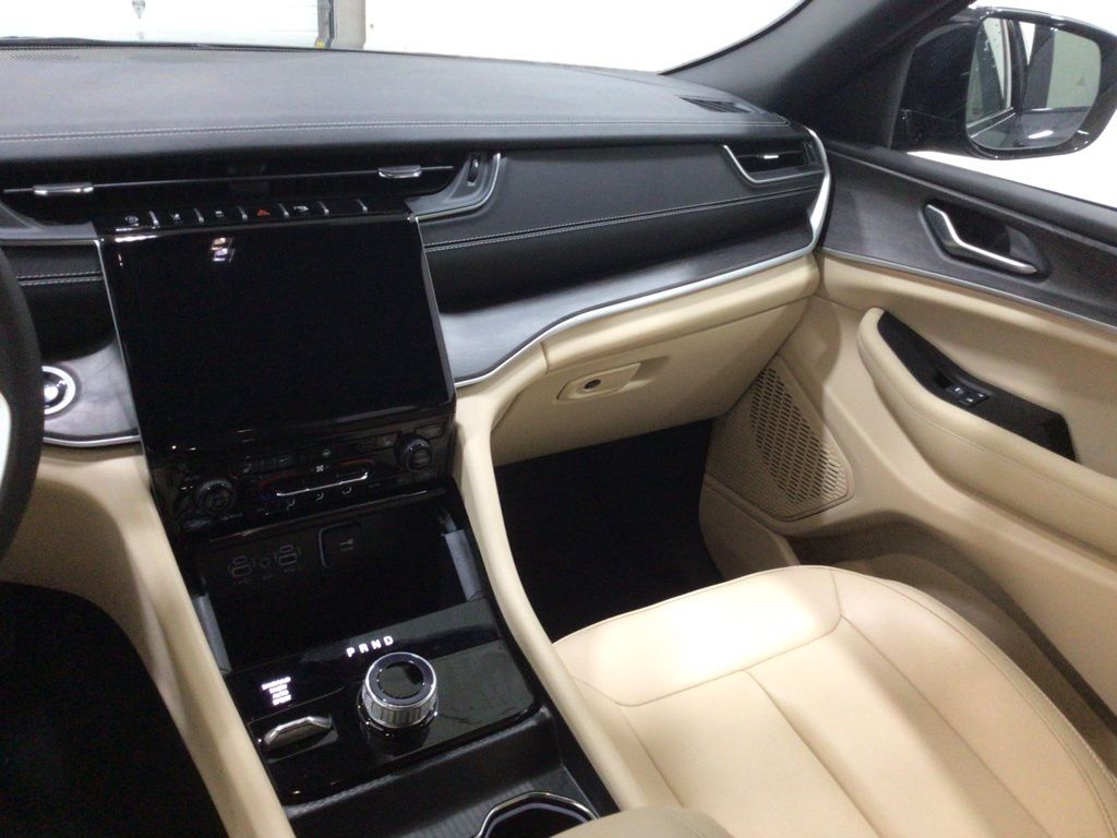 Used 2025 Jeep Grand Cherokee SUV