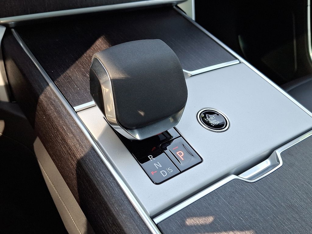2025 Land Rover Range Rover SE 8