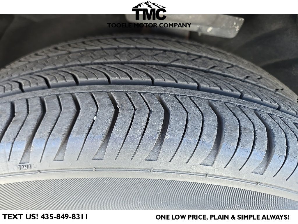 Used 2023 Red Buick Essence image 6