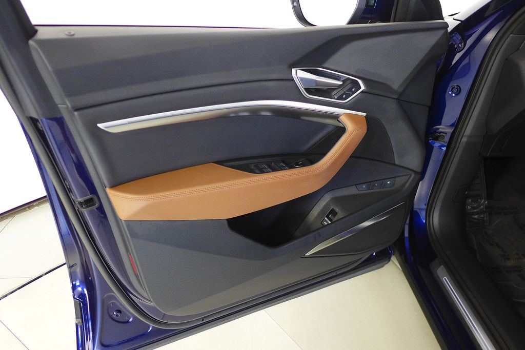 Thumbnail: 2022 Audi e-tron - 11