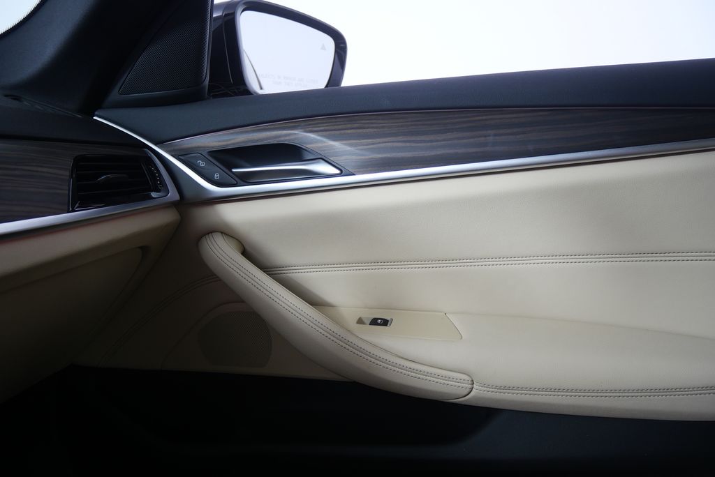 Thumbnail: 2023 BMW 5 Series - 24