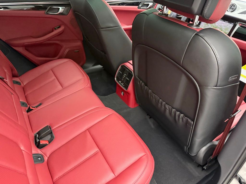 Thumbnail: 2026 Porsche Macan - 27