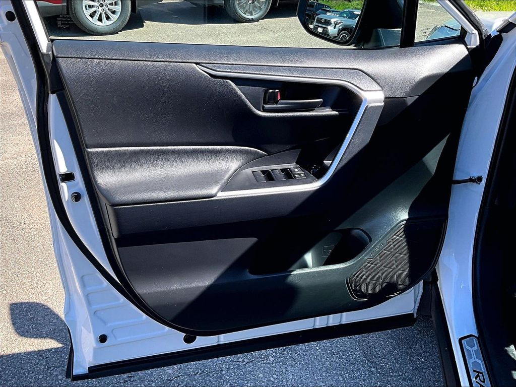 2024 Toyota RAV4 Hybrid — photo 9