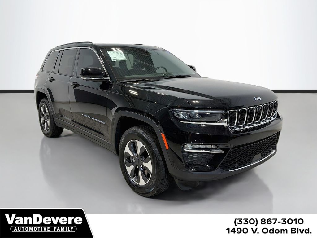 Diamond Black Crystal Pearlcoat 2024 Jeep Grand Cherokee 4xe SUV / Crossover Four-Wheel Drive 8-Speed Automatic