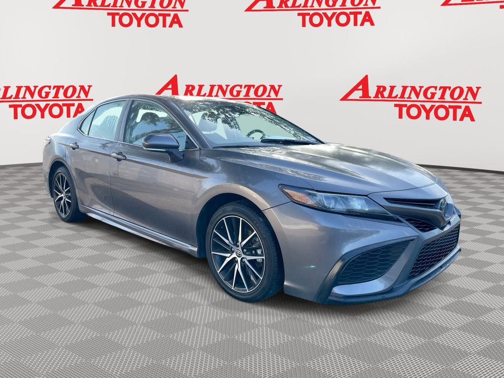 2024 Toyota Camry SE's photo