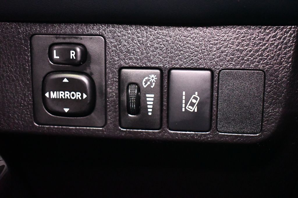 Thumbnail: 2018 Toyota RAV4 - 19