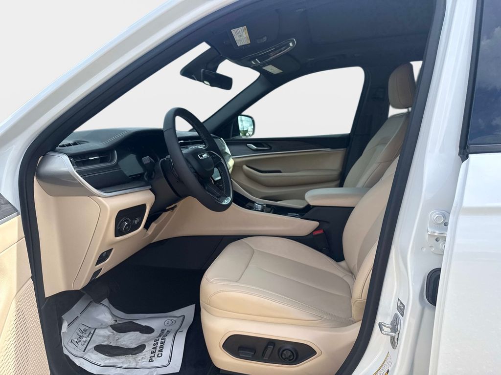 Used 2025 Jeep Grand Cherokee SUV