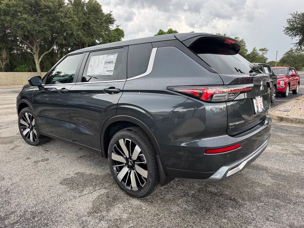 2025 Mitsubishi Outlander SE photo 3