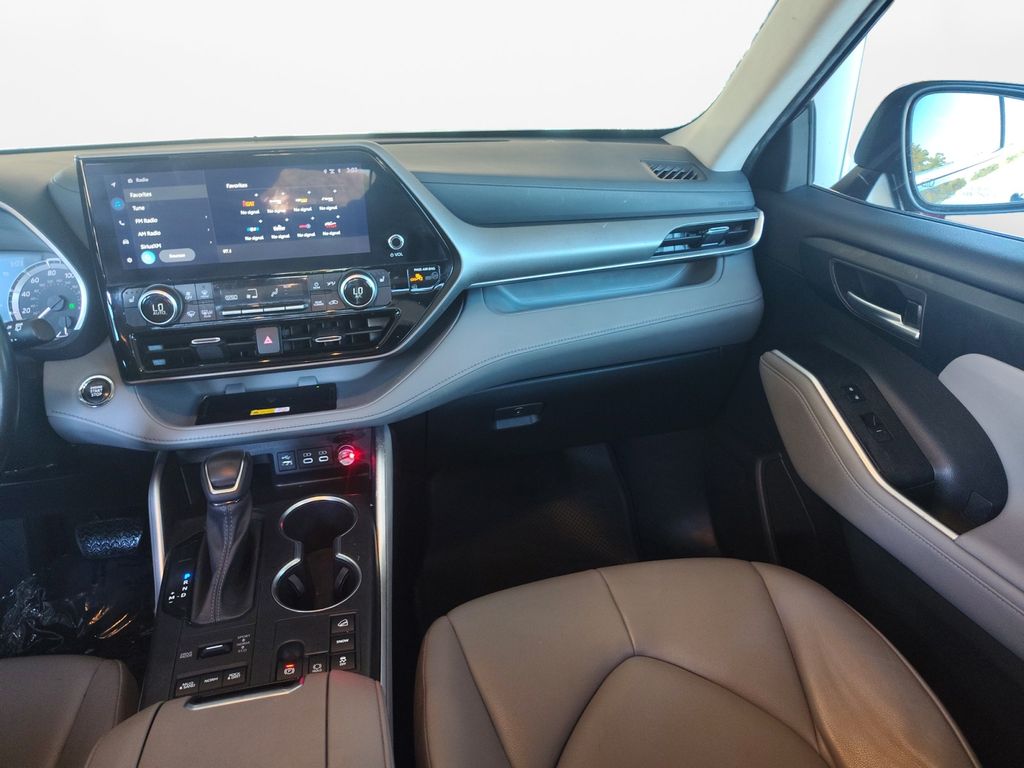 Used Car 2023 Toyota Highlander  Xle For Sale Under $35,000 In Austin, Texas