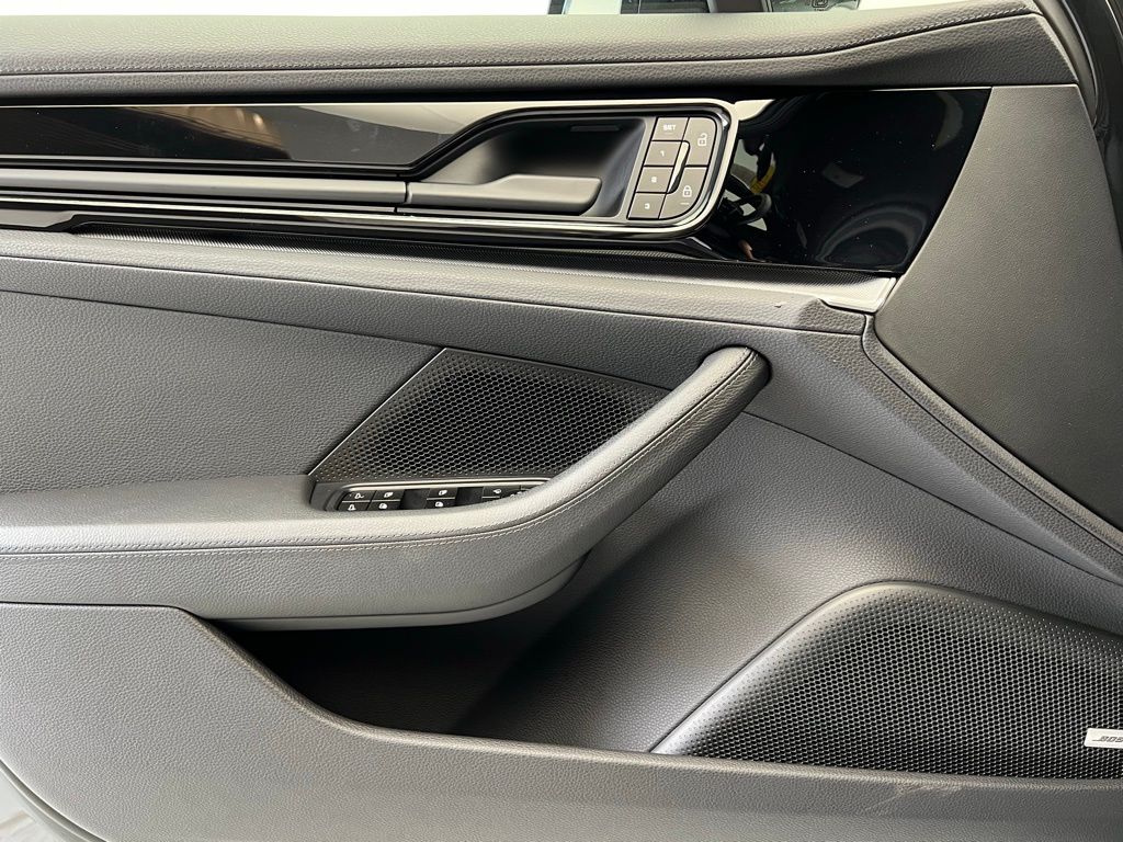 Thumbnail: 2025 Porsche Panamera - 19