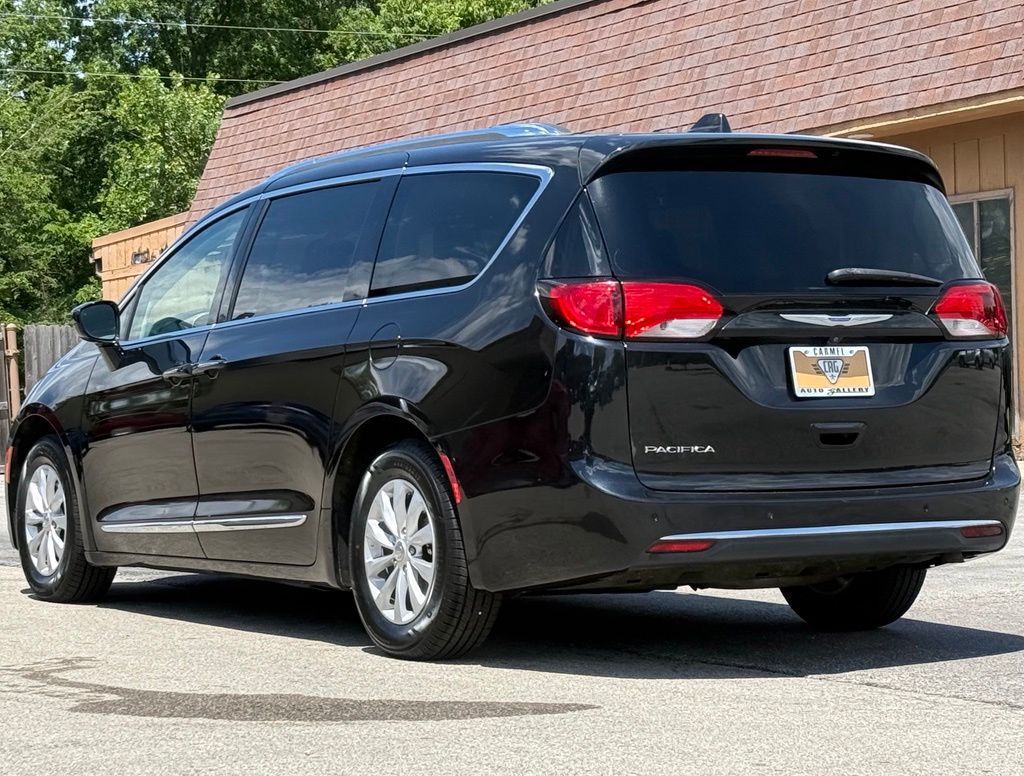 Brilliant Black Crystal Pearlcoat 2018 Chrysler Pacifica Minivan Front-Wheel Drive 9-Speed Automatic