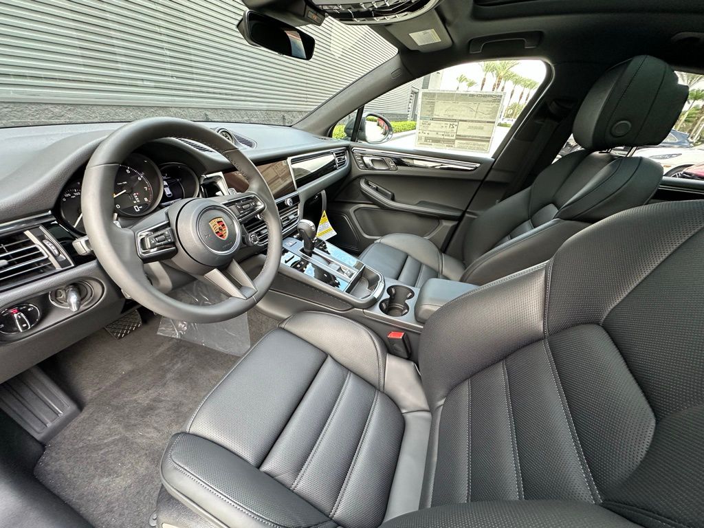 Thumbnail: 2026 Porsche Macan - 4