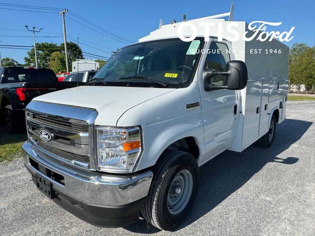 Oxford White 2026 Ford E-Series Chassis Pickup Truck Rear-Wheel Drive 6-Speed Automatic Overdrive