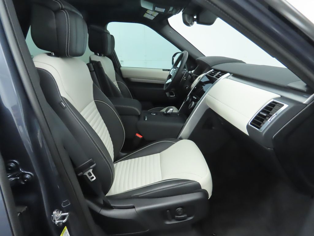 Thumbnail: 2024 Land Rover Discovery - 21