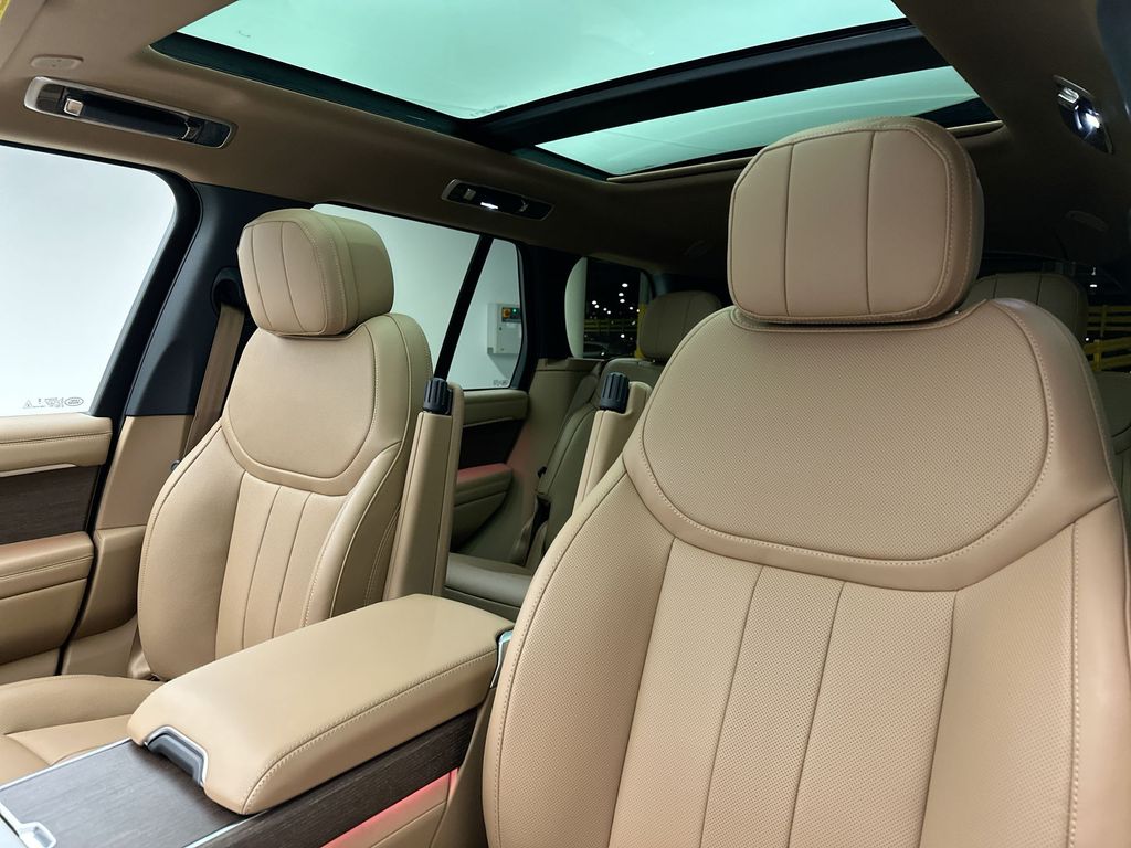 2025 Land Rover Range Rover SE 9