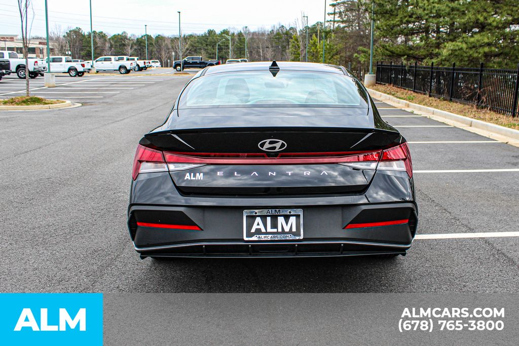 Used 2025 Black Hyundai SEL Sport image 11